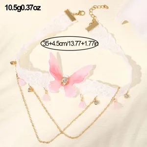 Weißes Spitzen-Choker-Halsband mit rosa Schmetterlings-Anhänger und Kette für Damen.