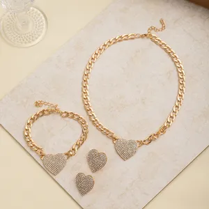 Goldfarbenes Strass-Herz Schmuckset Detail, grobe Kette Halskette Armband Ohrringe passend.