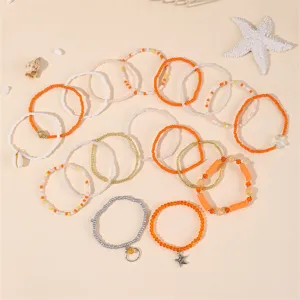 Nahaufnahme Detail des Boho Strand Perlenarmband Sets mit Seestern und Muschel Charms, Schmuck.