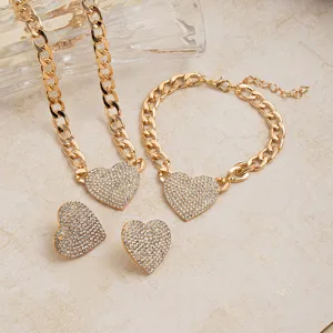 Goldener Strass Herz Schmuck Set Detailaufnahme mit Halskette Armband und Ohrringen.