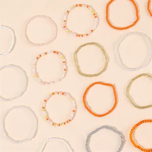 Detailansicht des bunten Rocailles Perlenarmband Sets, bohemian Strand Schmuck für Sommer.