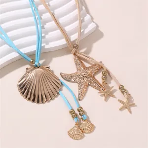 Detaillierte Ansicht von Muschel- und Seestern-Anhänger-Halsketten mit Wildlederband und Charms.