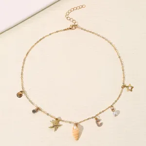 Detailaufnahme der verguldeten Strand Muschel Seestern Buchstabe C Choker Halskette