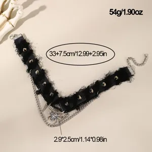 Gotische schwarze Spitzen-Choker-Halskette mit Metallspitzen und Spinnen-Anhänger.