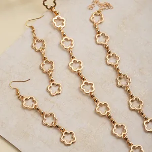 Goldfarbenes hohles Blumen-Schmuckset Detailansicht, elegante Kleeblatt Kette und Ohrringe