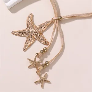 Goldfarbenes Seestern-Anhänger Detail an Beige Wildleder Kette, Boho Sommer Strand Schmuck.