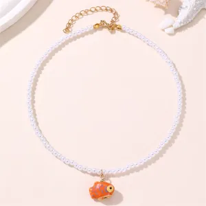 Elegante weiße Perlen-Choker-Halskette mit süßem orangefarbenem Fisch-Anhänger.