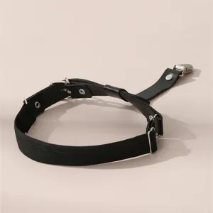 Zwarte elastische jarretelgordel met metalen clips en verstelbare gesp, gedetailleerd.