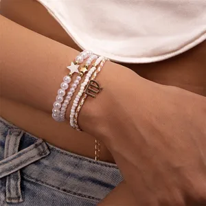 Nahaufnahme des mehrschichtigen Perlenarmbands mit Sternzeichen Jungfrau Anhänger.