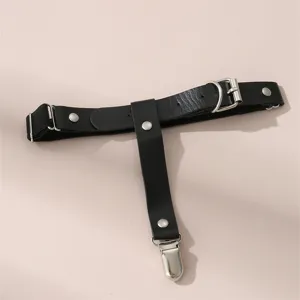 Gotische zwarte PU lederen kousenband met metalen clips voor alternatieve outfit.