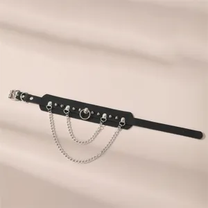 Γοτθικό punk μαύρο PU δερμάτινο τσόκερ κολιέ με μεταλικά τρουκς και κρεμαστές αλυσίδες.