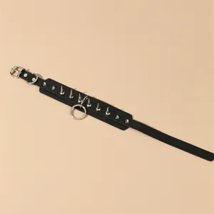 Detailaufnahme des schwarzen Leder Punk Halsbands mit Nieten und Metall O-Ring Detail.