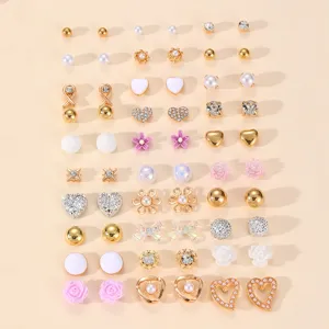 Set di 30 paia di orecchini a lobo assortiti con perle cristalli e cuori per donna.