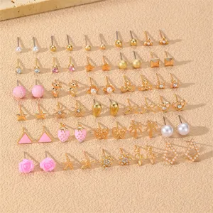 Set di 30 paia di orecchini a lobo alla moda con perle, cuori, stelle e dettagli dorati.