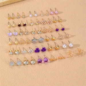 Set di 30 paia di orecchini a lobo misti con perle e cristalli per moda donna quotidiana.