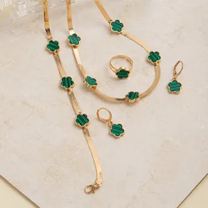 Elegantes goldenes Kleeblatt Schmuckset mit Halskette Armband Ring und passenden Ohrringen.
