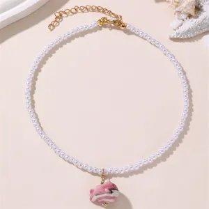 Elegante weiße Perlen-Choker-Halskette mit süßem rosa Keramik-Fisch-Anhänger für den Alltag.
