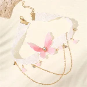 Weißes Spitzen-Choker-Halsband mit rosa Schmetterlingsanhänger, Kristallen und goldenen Ketten.