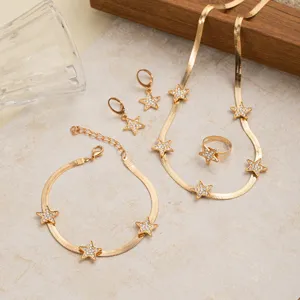 Goldfarbene Schlangenkette Strass Stern Anhänger Schmuckset Detailansicht Halskette Ohrringe