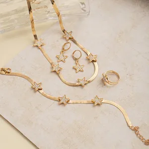 Goldfarbenes Schlangenkette Kristall Stern Schmuck Set Detailansicht Halskette Armband