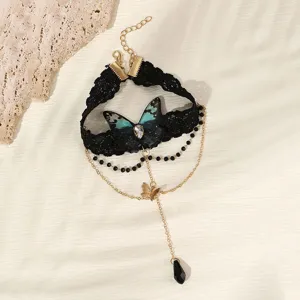 Detailansicht der dunklen gotischen schwarzen Spitzen Schmetterling Armkette mit Strass.