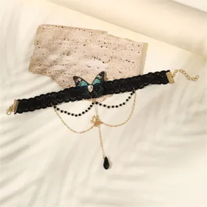Gotisches schwarzes Spitzen Choker Halsband Detail mit Schmetterling Anhänger und Kette.