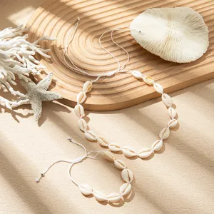 Handgemachte naturweiße Kauri-Muschel Halskette und Armband Set Strand Schmuck für Damen.