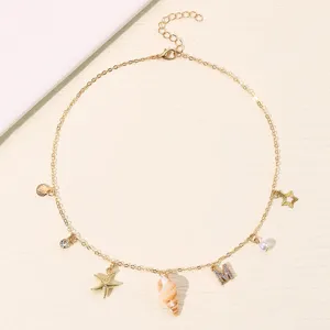 Vergoldete Ozean Thema Charms Halskette mit Muschel, Seestern und einem stilvollen M Anhänger.