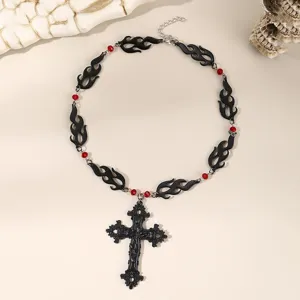 Gothic schwarze Flammen Halskette Detail, mit verziertem Kreuz Anhänger und roten Perlen.