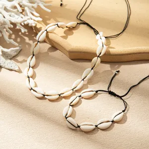 Detailaufnahme des Strand Muschel Halskette und Armband Set mit schwarzen geflochtenen Seilen.