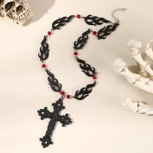Gothischer schwarzer Kreuz Anhanger Halskette mit Flammen Gliedern fur Halloween.
