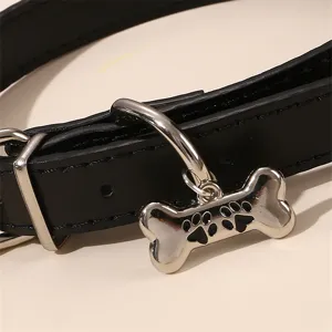 Λεπτομέρεια από punk μαύρο δερμάτινο κολιέ choker με χαριτωμένο μενταγιόν κόκαλο πατούσα.