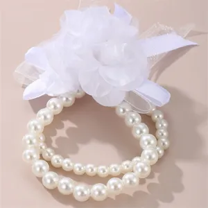Elegantes weißes Stoffblumen Doppelperlen Armband Corsage für Hochzeitsbrautjungfern.