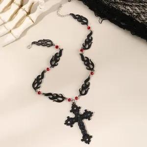 Gotisches schwarzes Flammen-Kreuz-Halsband mit roten Perlen, Halloween Punk Choker Schmuck.