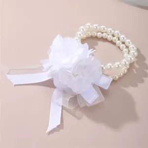 Elegantes weißes Perlen-Armband mit Chiffon-Rose und Schleife für Hochzeits-Brautjungfern.