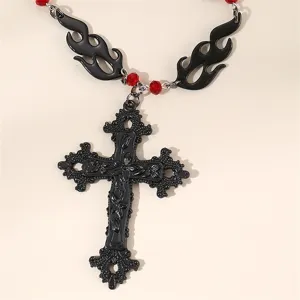 Schwarze gotische Kreuz-Halskette mit Flammen und roten Perlen im dunklen Stil Detail.