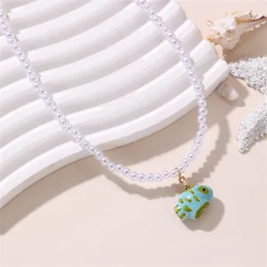 Perlenkette Detail mit süßem blauen Fisch Anhänger für einen stilvollen und charmanten Look.