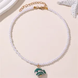 Elegante weiße Perlenperlenkette mit charmantem grünem Fischanhänger für Damen im Alltag