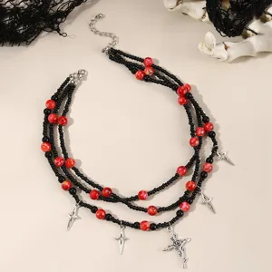 Gothic Mehrschichtige Perlen Choker Halskette mit Silber Kreuz Anhängern und roten Steinen.