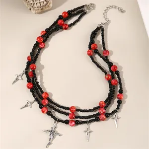 Gothische mehrschichtige Halskette mit schwarzen roten Perlen und Rosenkreuz-Anhänger.