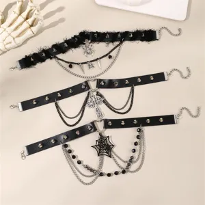 Gotisches schwarzes Spitzen- und Leder-Choker-Halsketten-Set mit Spinnen- und Kettendetails.