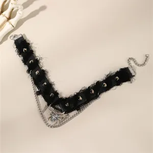 Gotische schwarze Spitzen-Choker-Halskette mit Metallspitzen Kette und Spinnen-Anhänger.