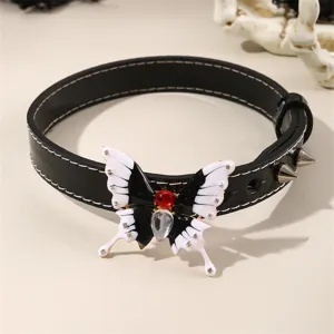 Gothischer Punk schwarzer Leder Halsreif Halskette mit Schmetterling und Nieten für Damen.