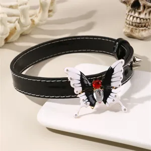 Schwarze Gothic Leder-Choker Halskette mit weißer Naht und Kristall Schmetterling Anhänger.