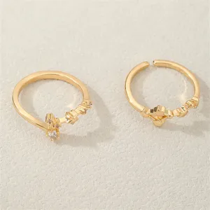 Nahaufnahme von trendigen goldenen offenen Ringen mit Stern und Zirkon Design Details.