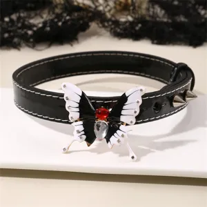 Detailaufnahme der gotischen schwarzen Choker-Halskette mit Schmetterling und Strasssteinen.