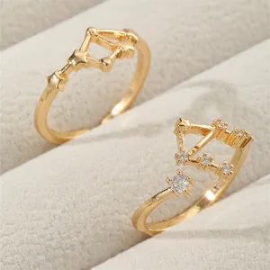 Nahaufnahme des goldenen Sternbild-Offenrings mit funkelnden Zirkonia-Sternen.