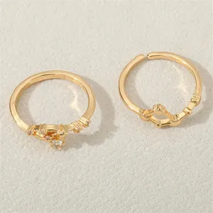 Nahaufnahme von goldenen offenen Sternbild Ringen mit funkelnden Kristallen.