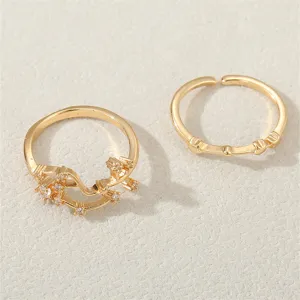 Goldene offene Ringe Detailansicht mit einzigartigem Sternzeichen Design und Zirkonia.