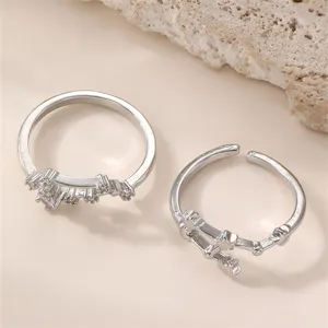 Silberfarbene Sternbild Offene Ringe Detail Nahaufnahme, stilvoller verstellbarer Schmuck.